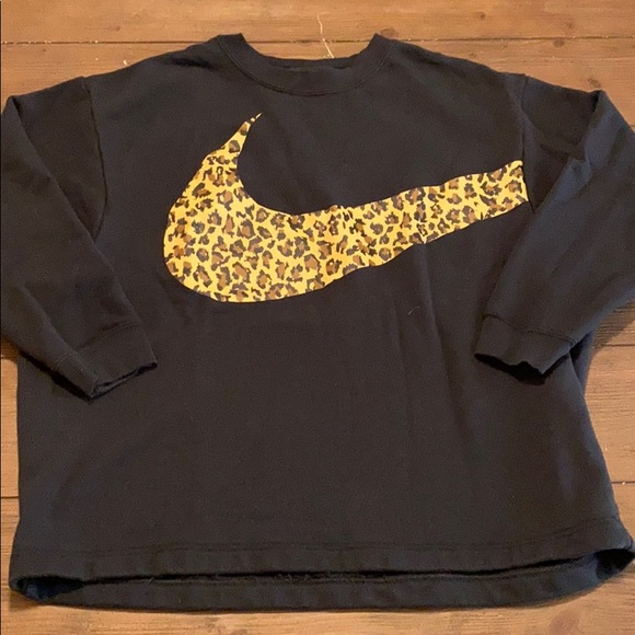 Nike Tops - Women’s Nike sweatshirt sz medium